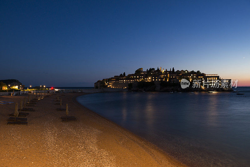 黑山Budva的Sveti Stefan的夜景